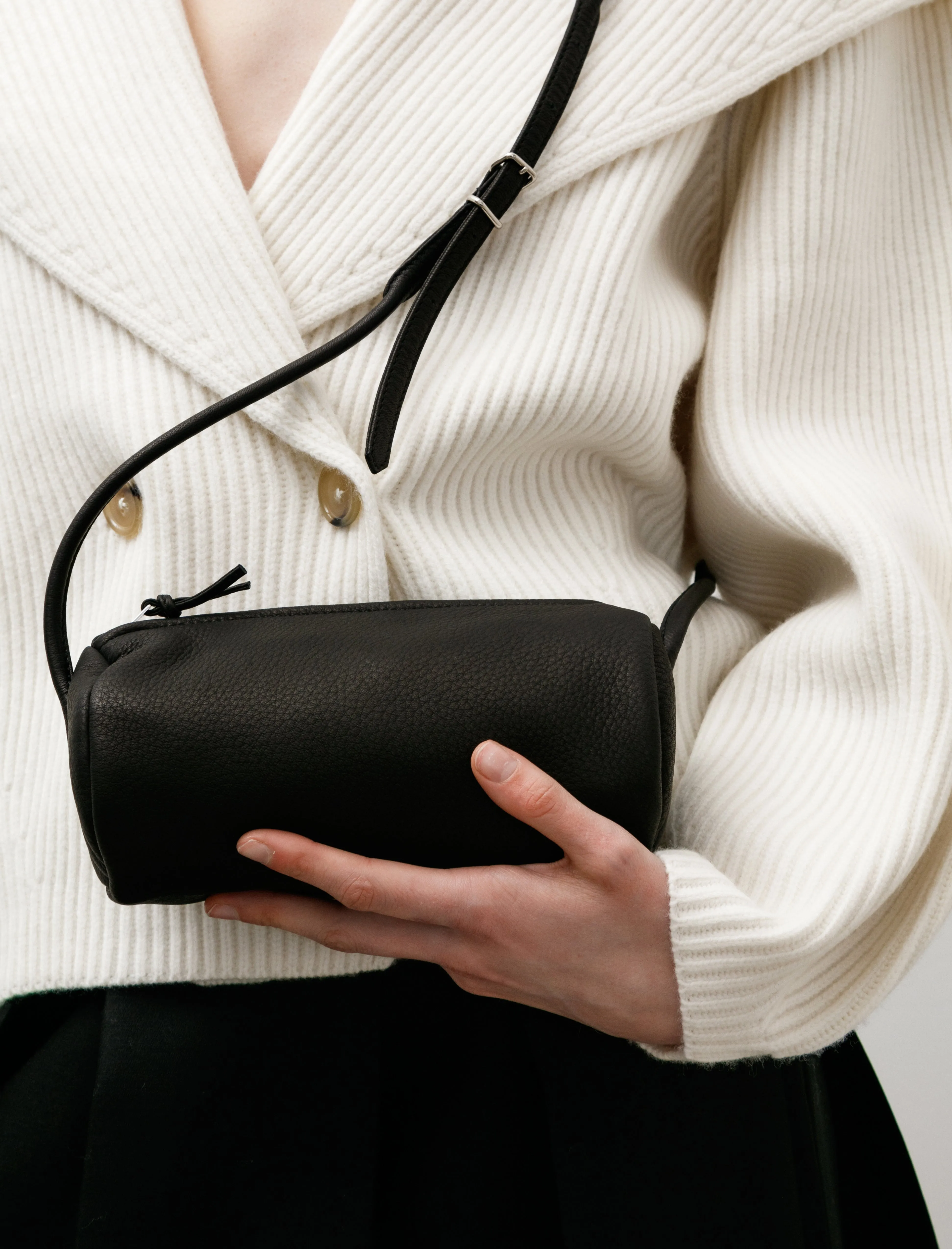 Cylinder Shoulder Black