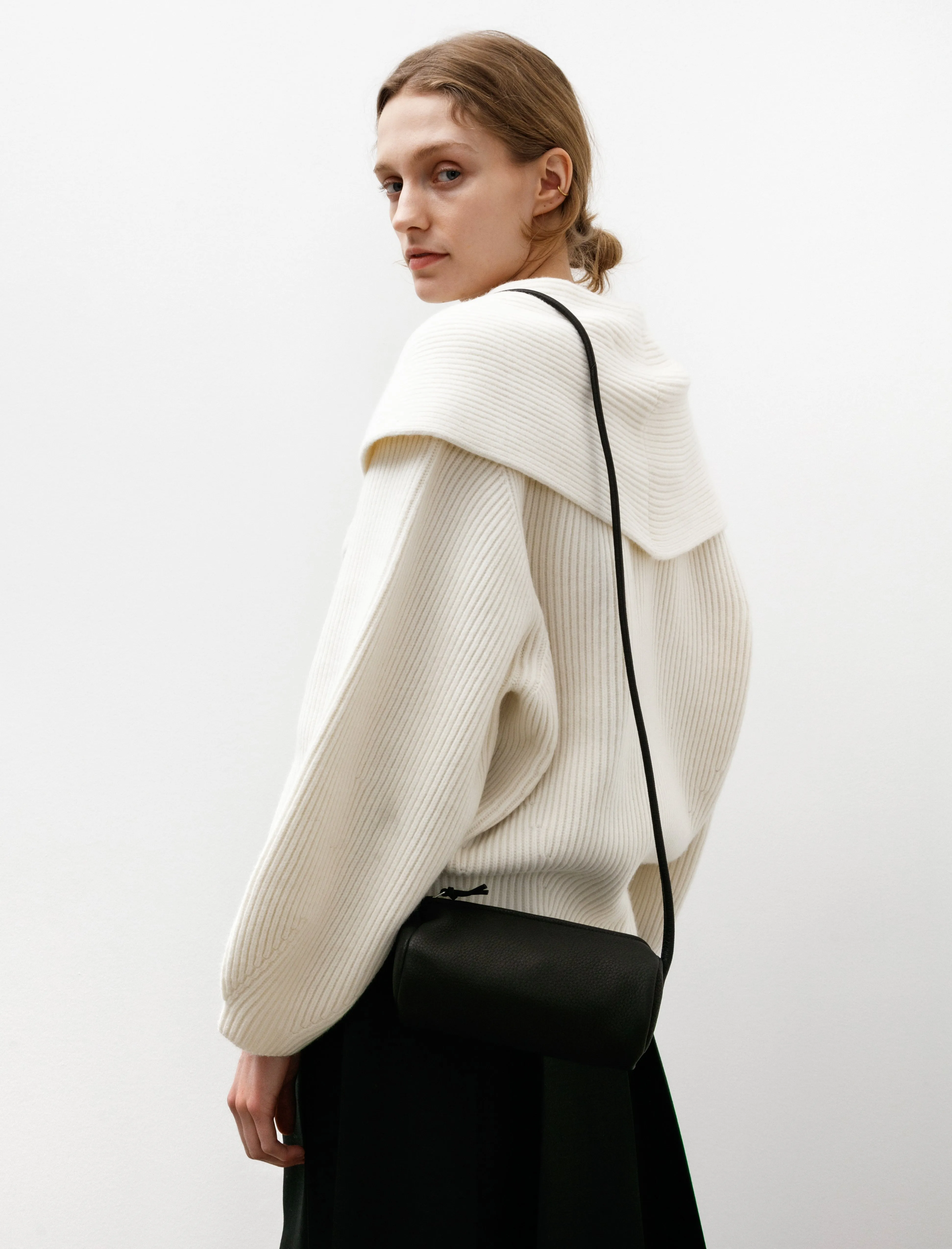 Cylinder Shoulder Black